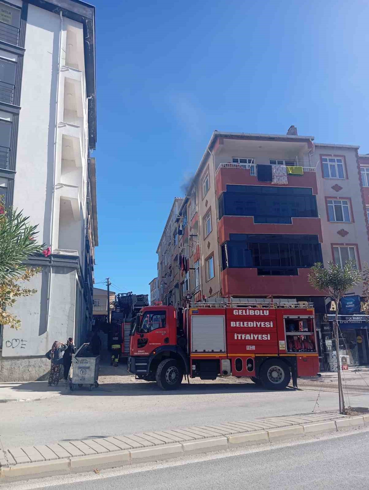 Çanakkale Gelibolu Camikebir\'de 4. kattaki yangın büyümeden söndürüldü