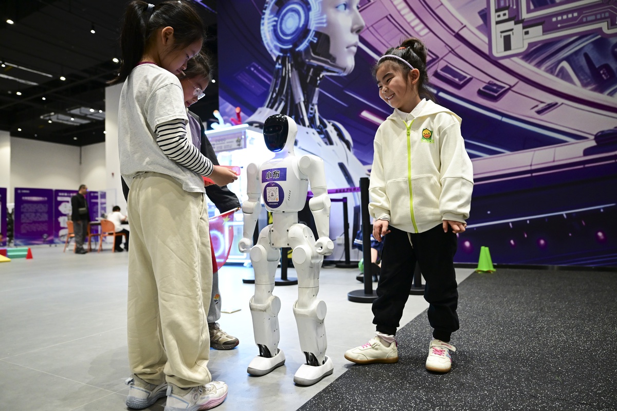 Ulusal Gün tatilinde Çin\'de yapay zeka robotları turistlerden büyük ilgi gördü