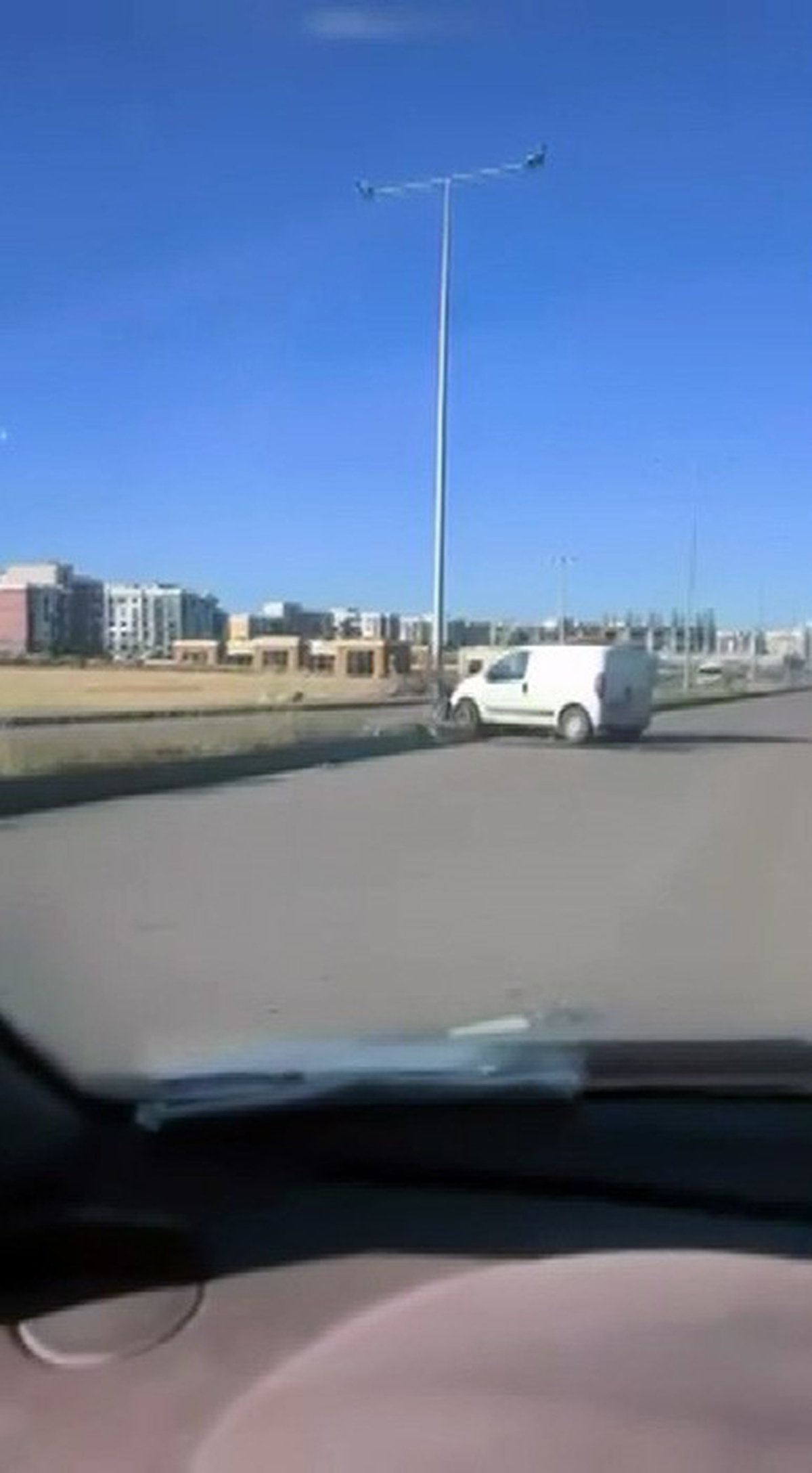 Diyarbakır Bağlar\'da kontrolden çıkan araç refüje çıktı, 1 kişi yaralandı