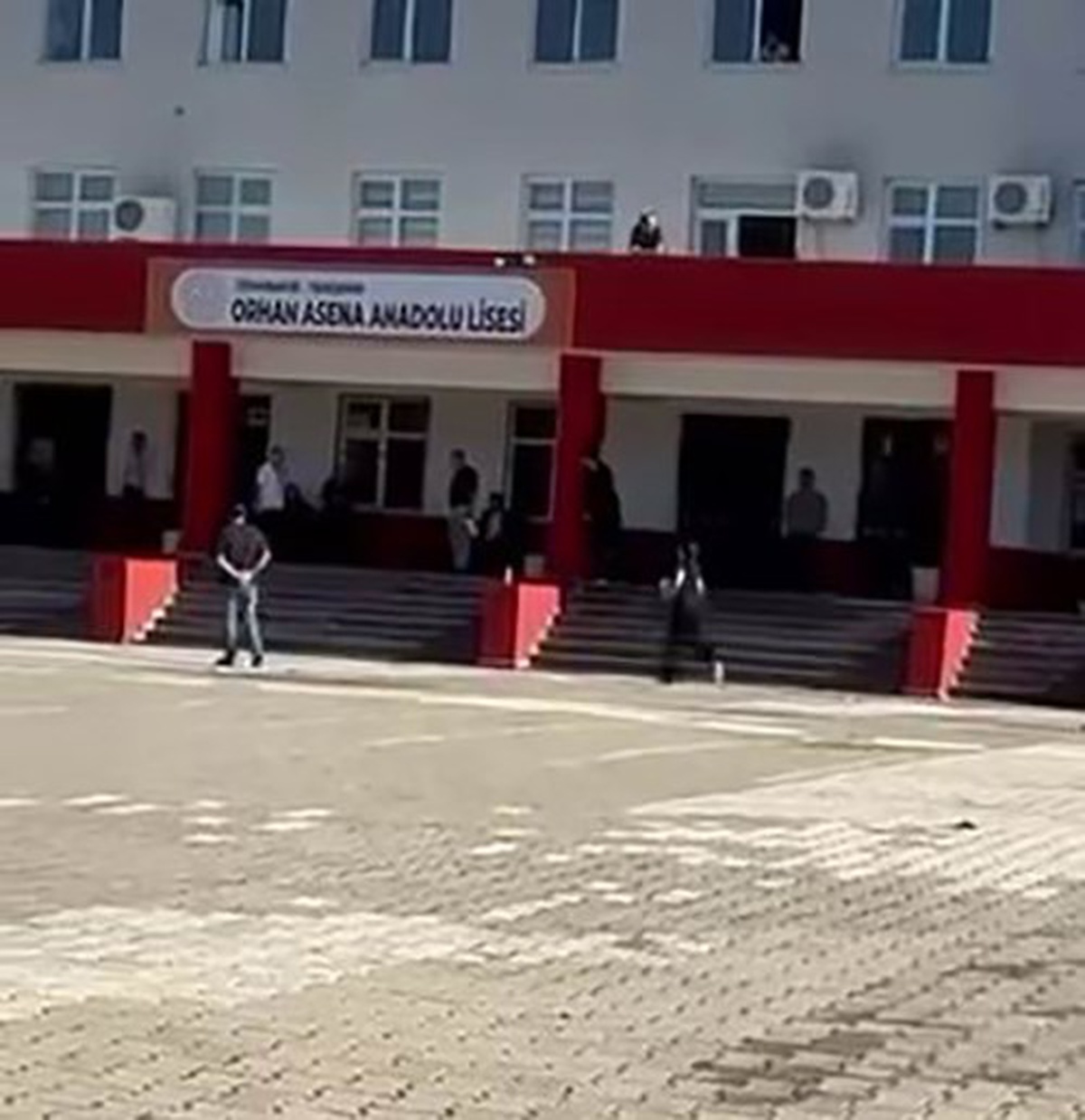 KPSS\'ye yetişmeye çalışan öğrenci Diyarbakır\'da merdivenlerde baygınlık geçirdi