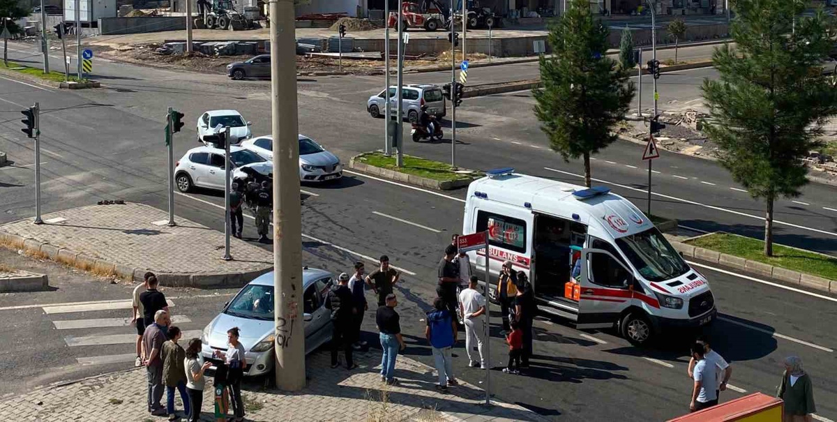 Diyarbakır Kayapınar\'da çarpışan iki araçtan biri direğe çarptı, 3 kişi yaralandı
