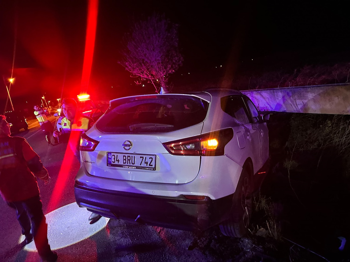 Edirne Keşan\'da iki otomobil çarpıştı, yaralanan 5 kişi hastaneye kaldırıldı