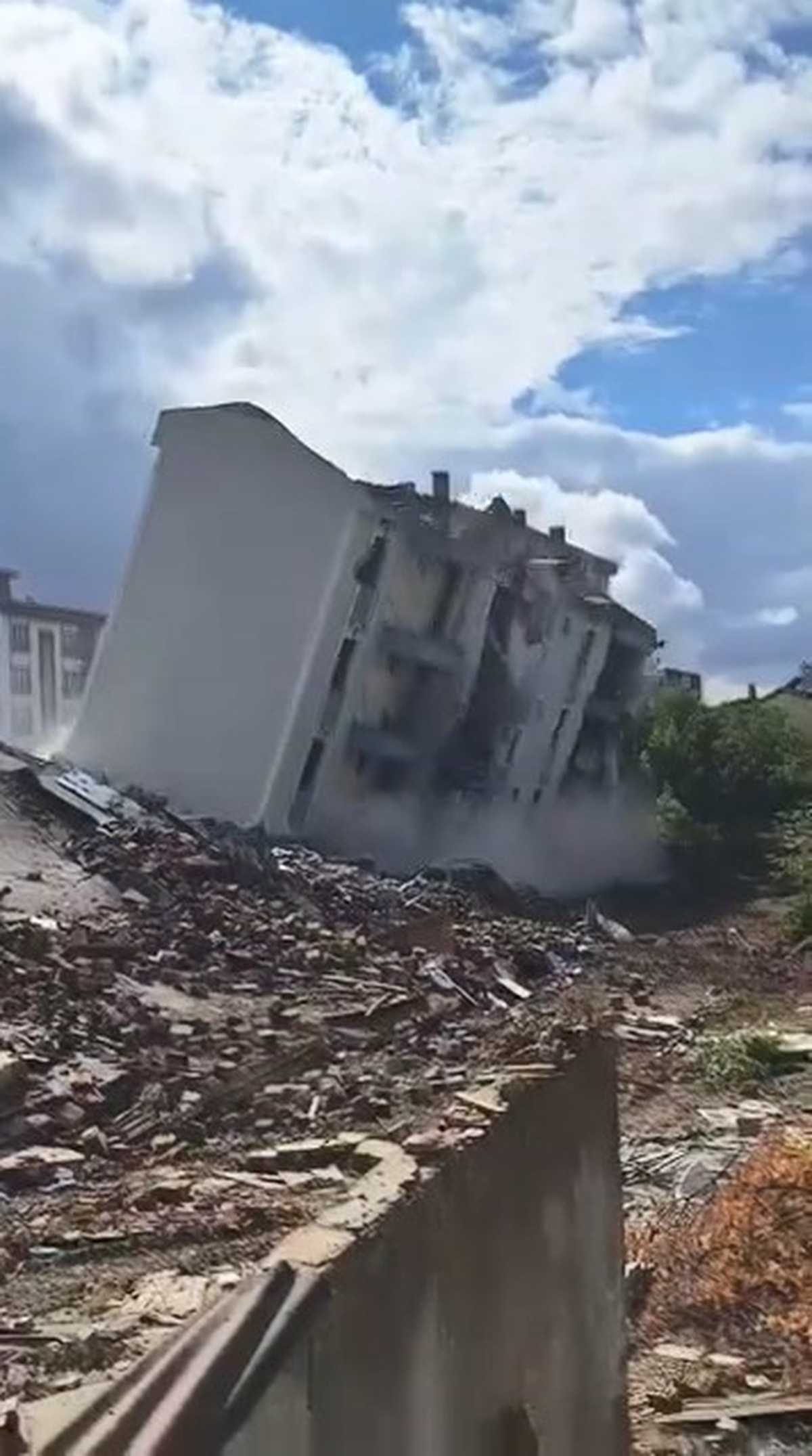 Elazığ\'da ağır hasarlı 5 katlı bina, iş makinesinin makasıyla yerle bir oldu