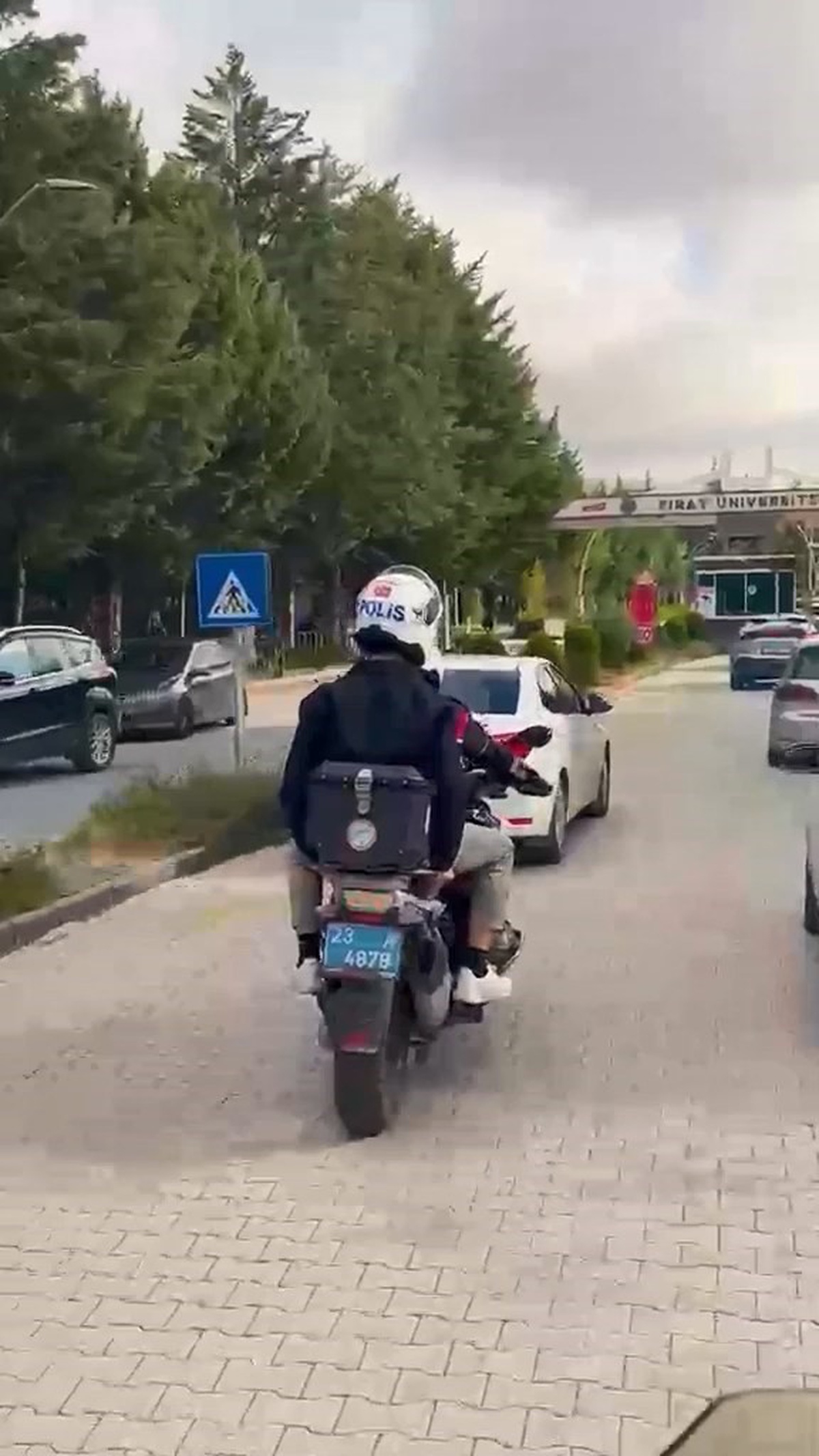 Elazığ polisi, KPSS\'ye geç kalan adayları motosiklet ve araçlarla sınava yetiştirdi