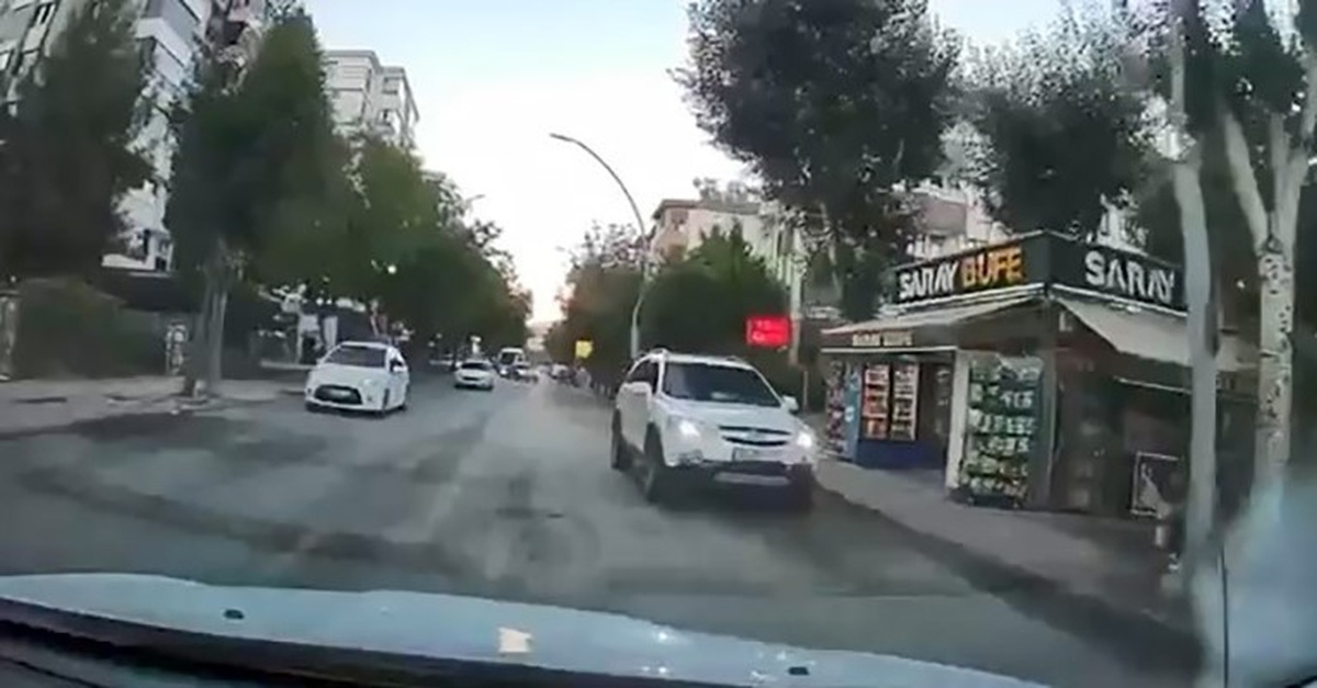 Elazığ Sürsürü\'de ters şeride giren cipin tehlikeli anları araç kamerasına yansıdı