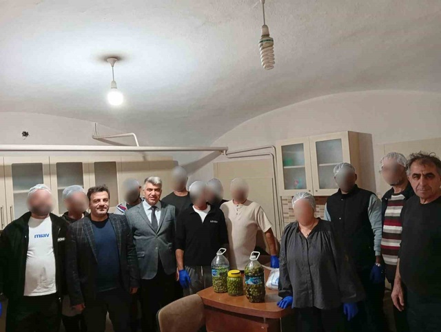 Topluma böyle kazandırılıyorlar! Hükümlülere sofralık zeytin yapımı öğretildi