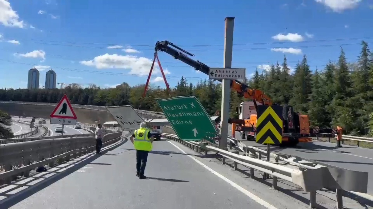Esenler\'de iki yön tabelasını deviren damperi açık hafriyat kamyonunun şoförü kaçtı