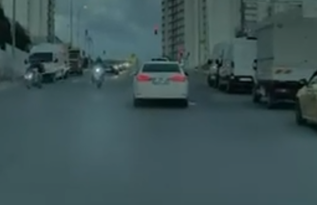Esenyurt\'ta hatalı U dönüşü kazası kamerada, motosiklet sürücüsü hafif yaralandı