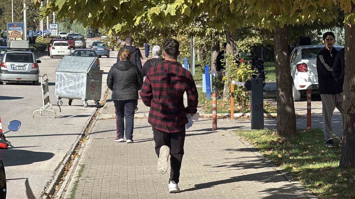 Eskişehir\'de KPSS Ön Lisans adayları Odunpazarı\'nda trafikte araçlarından inip koştu