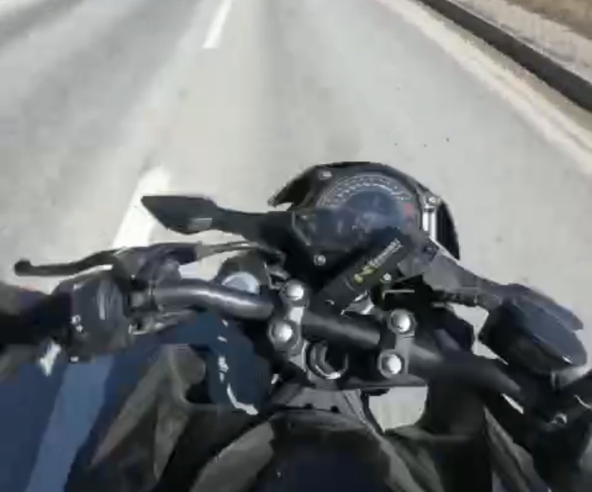 Eskişehir\'de motosiklet sürücüsü şerit değiştirirken savruldu, anlar kask kamerasında