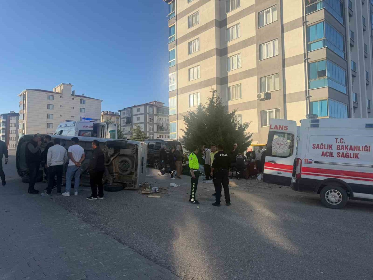 Eskişehir Sivrihisar\'da minibüs yan yattı, 5 kişi kazayı hafif sıyrıklarla atlattı