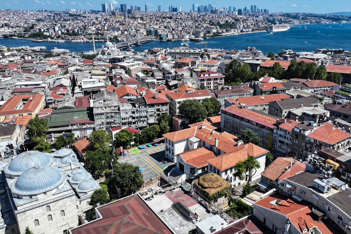 Fatih\'teki Büyük Reşitpaşa Ortaokulu 176 yıllık geçmişiyle eğitime devam ediyor.