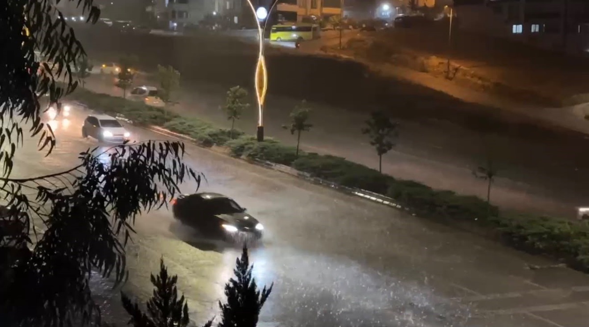 Gaziantep\'te sağanak yolları göle çevirdi, sürücüler zor anlar yaşadı, Valilik uyardı