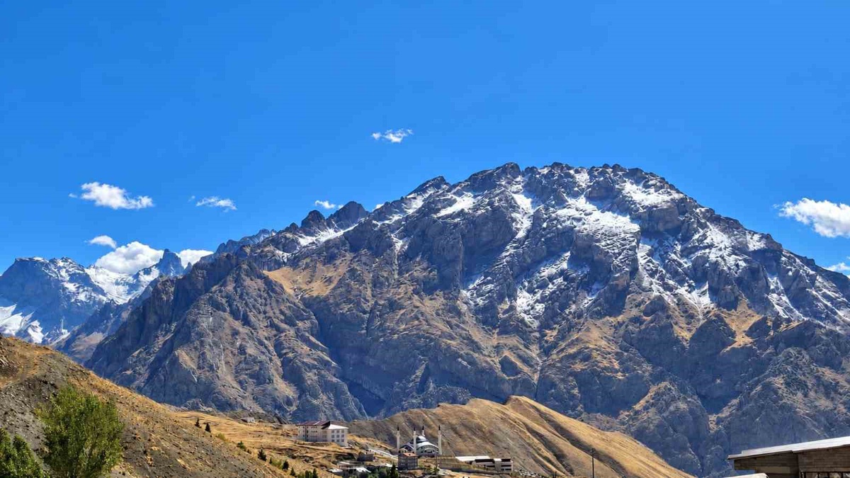 Hakkari\'nin yüksek kesimlerine 4 Ekim\'de kar yağdı, vatandaşlar heyecanlandı