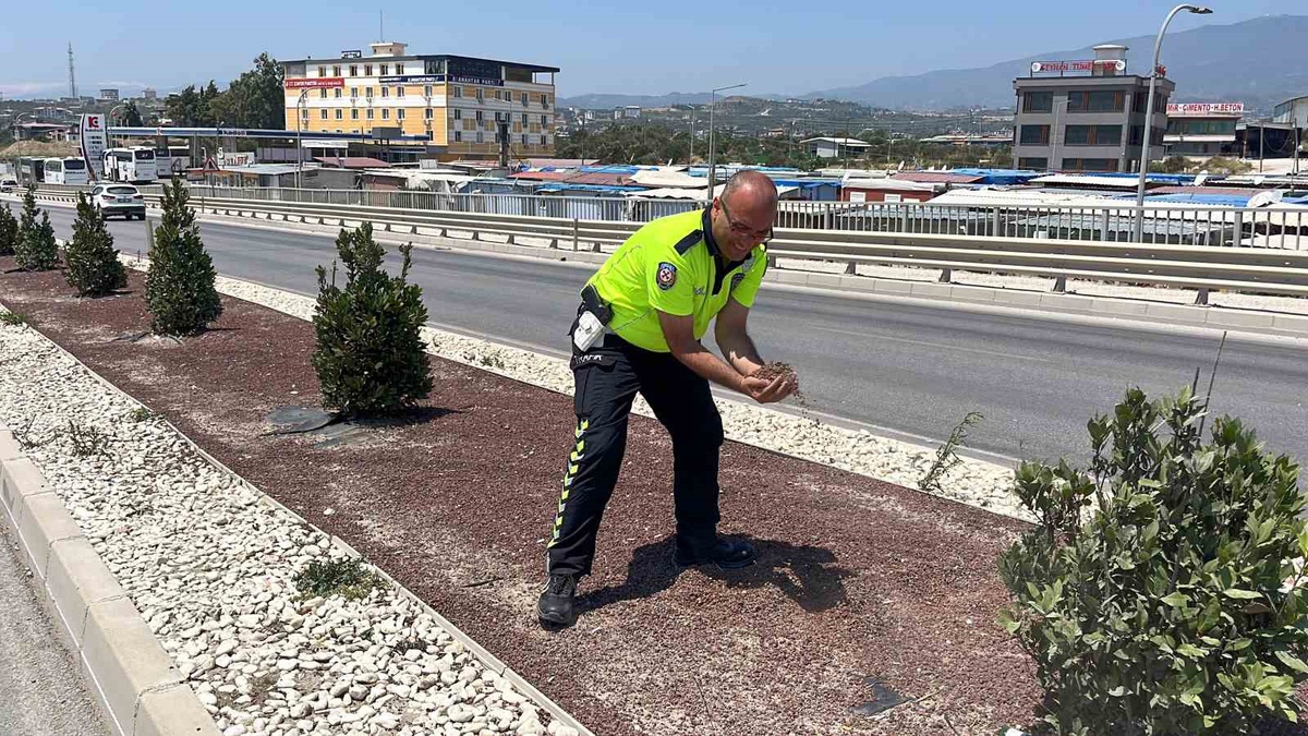 Antakya\'da kaza sonrası yağlanan yolu kumla kapatan trafik polisine övgü yağdı