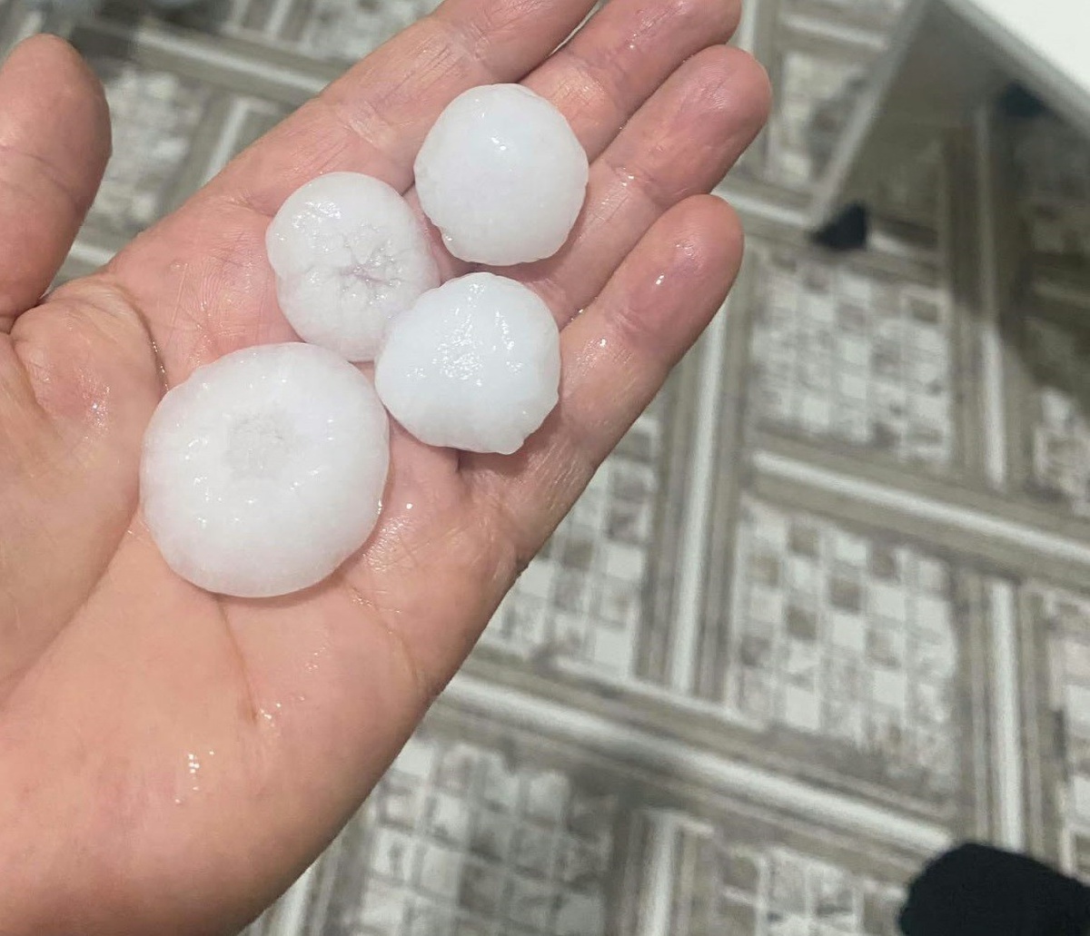 Hatay\'da ceviz büyüklüğünde dolu, Altınözü ilçe stadyumunu beyaza bürüdü