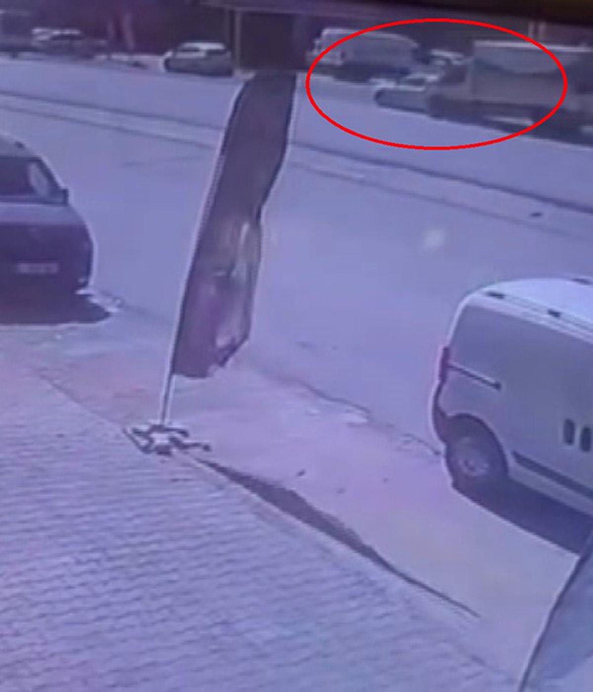 Hatay\'da kamyonet park halindeki otomobile ok gibi saplandı, kadın son anda kurtuldu