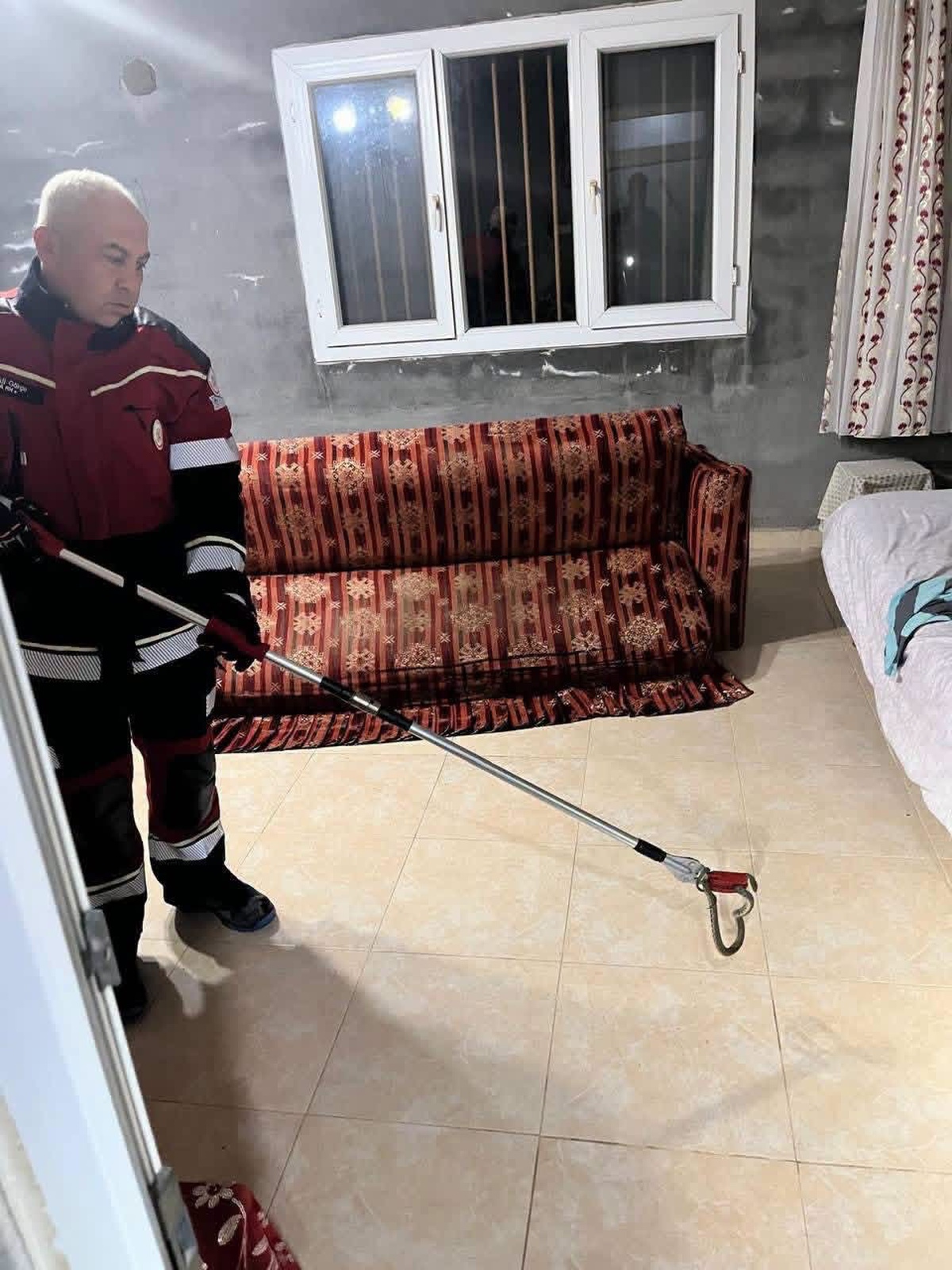 Hatay Samandağ\'da yerleşim yerine giren yılan itfaiyece yakalanıp doğaya bırakıldı