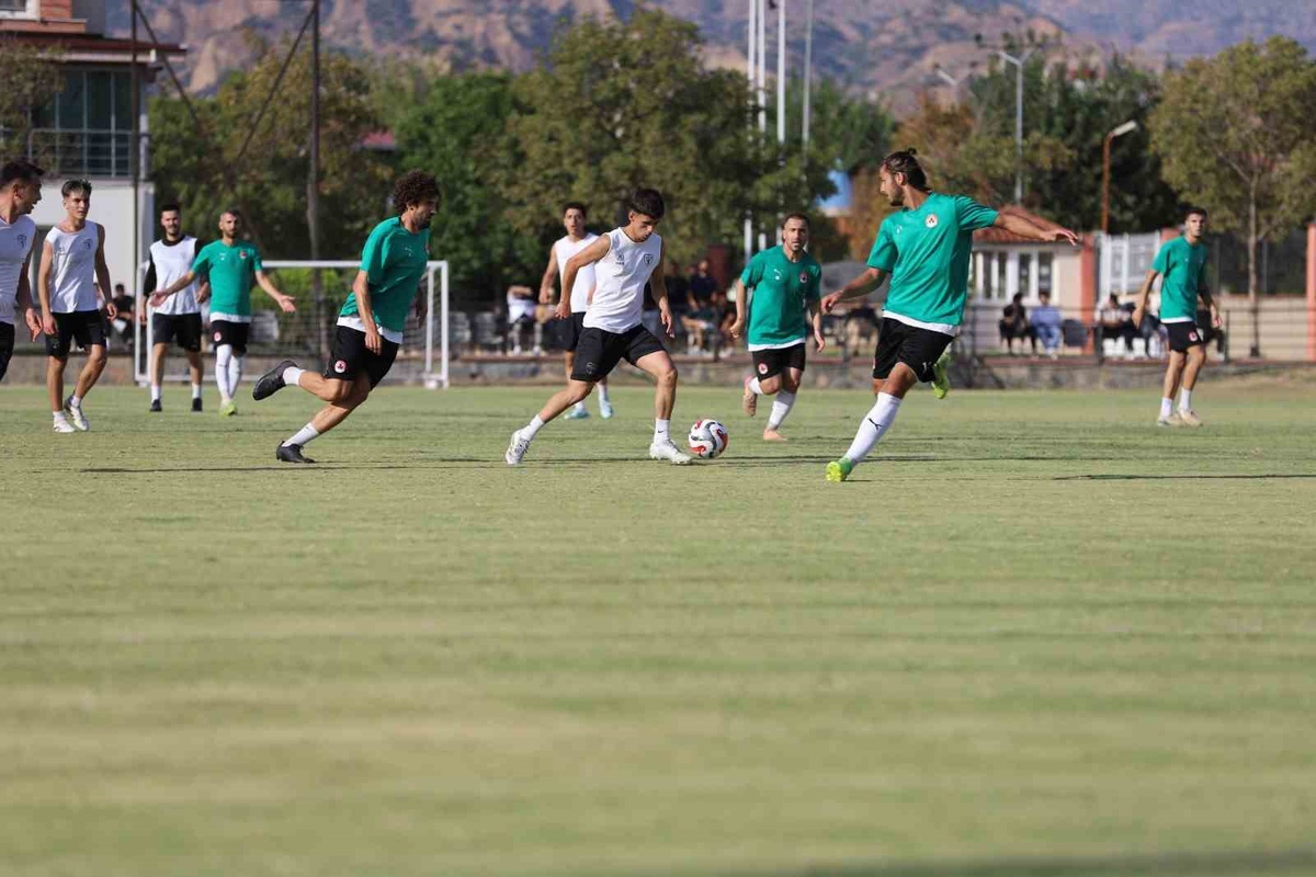 Hazırlık maçında Nazilli Şehir Spor ile İncirliova Belediyespor 1-1 berabere kaldı