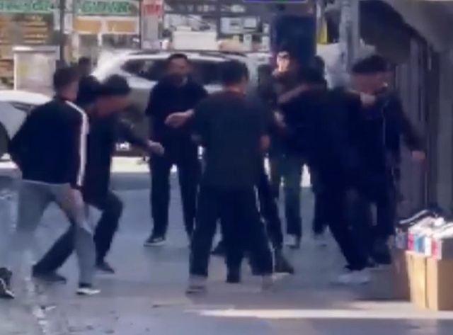 Mağaza önünde muştalı saldırı! 7 kişi 1 genci aralarına alıp dehşeti yaşattı, korkunç anlar kamerada