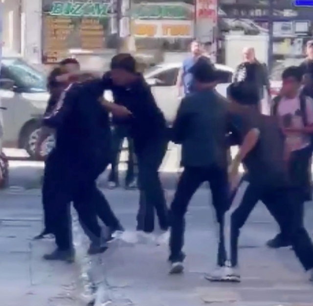 Mağaza önünde muştalı saldırı! 7 kişi 1 genci aralarına alıp dehşeti yaşattı, korkunç anlar kamerada