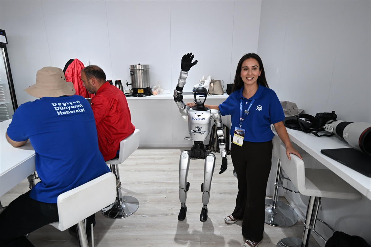 İnsansı robot Civan, Şanlıurfa\'daki TEKNOFEST Güneydoğu\'da AA standını ziyaret etti