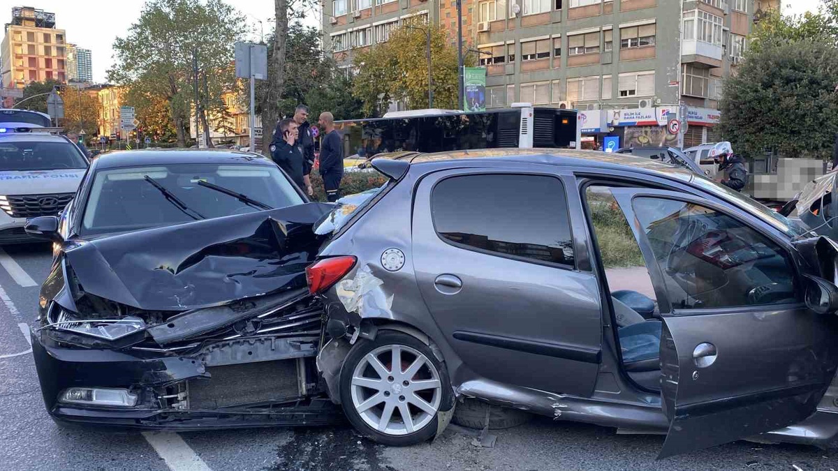 Beşiktaş Barbaros Bulvarı\'nda 5 araç zincirleme kazaya karıştı, 2 kişi yaralandı.