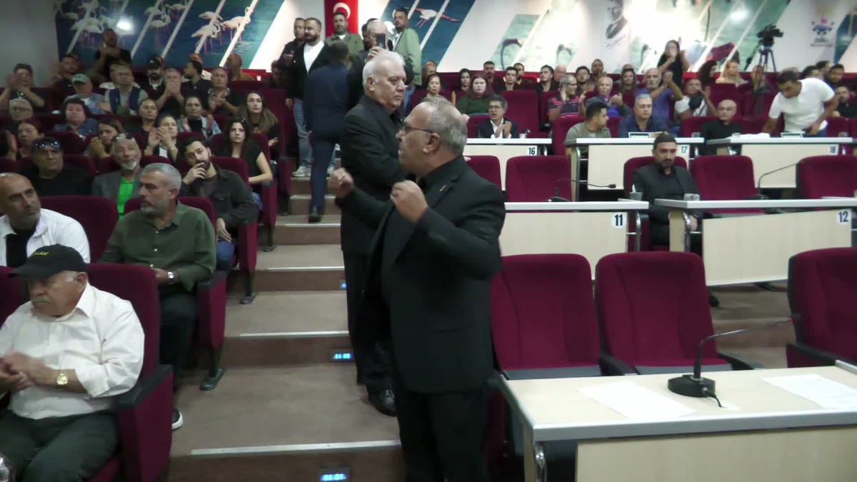 İzmir Çiğli Meclisi\'nde protesto sırasında Başkan Yıldız\'a su fırlatıldı