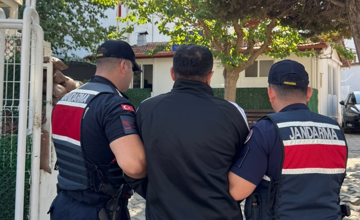 İzmir Güzelbahçe\'de jandarma, 10 yıl 10 ay hapis cezası olan hükümlüyü yakaladı