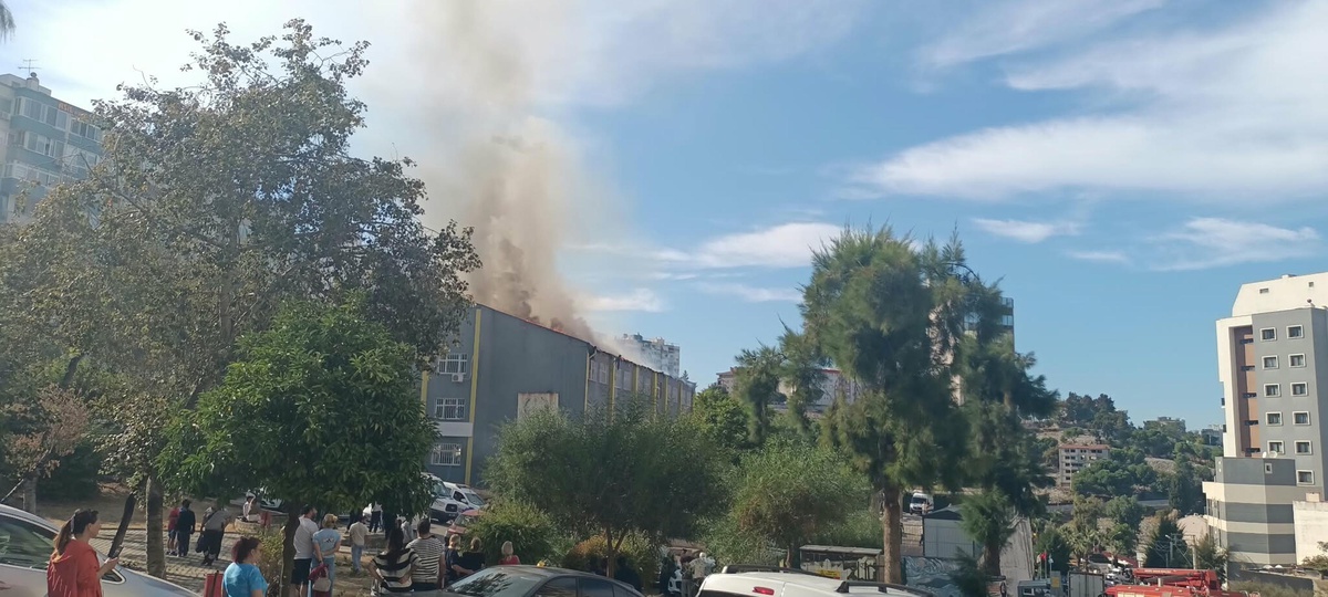 İzmir Karabağlar\'da okul çatısında çıkan yangın bir saat sonra kontrol altına alındı