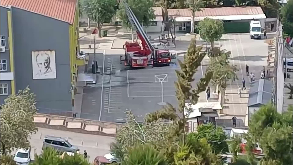 İzmir Karabağlar\'da ortaokul çatısında yangın çıktı, çatının bir bölümü çöktü