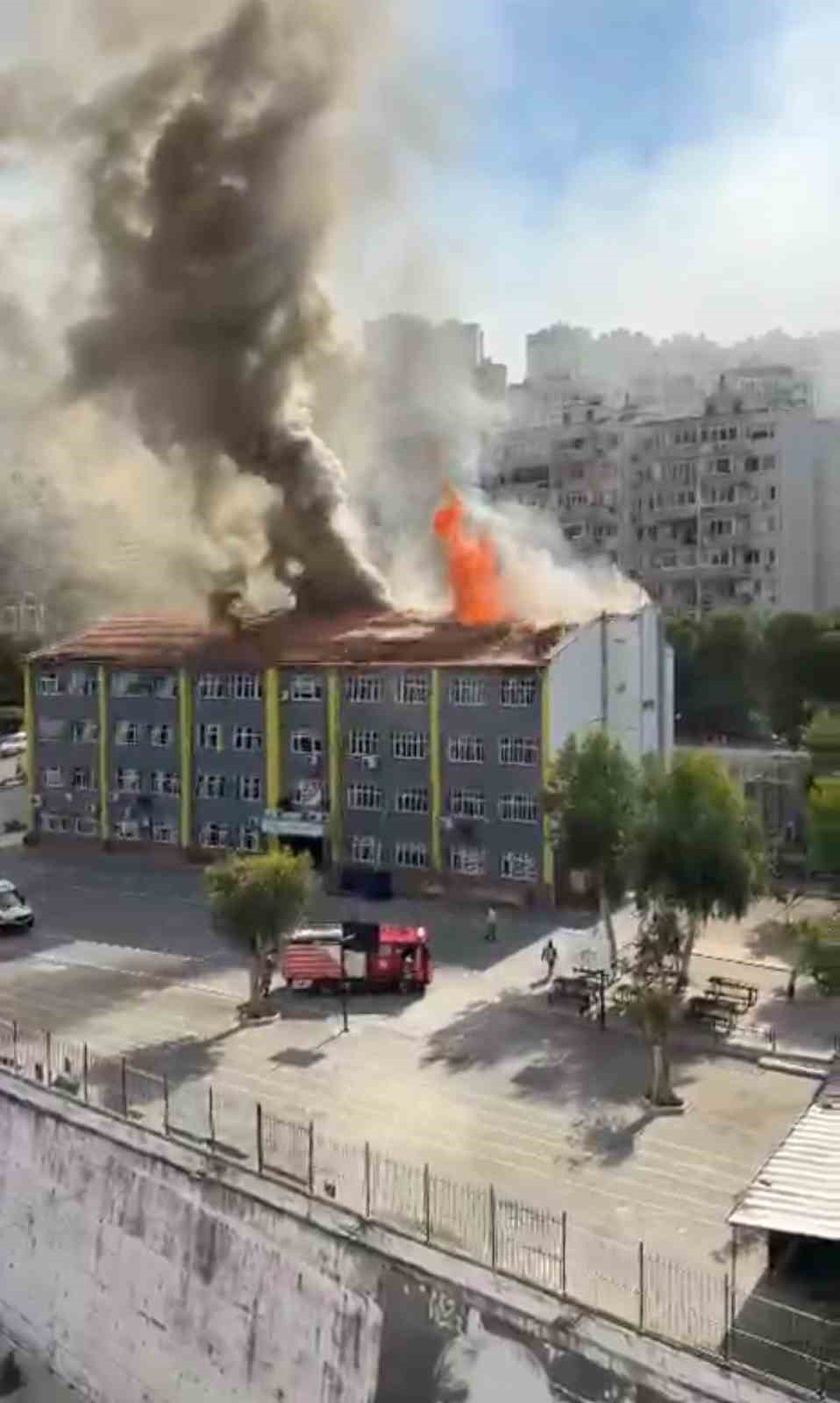 İzmir Karabağlar\'da ortaokul çatısında yangın çıktı, itfaiye müdahalesi sürüyor