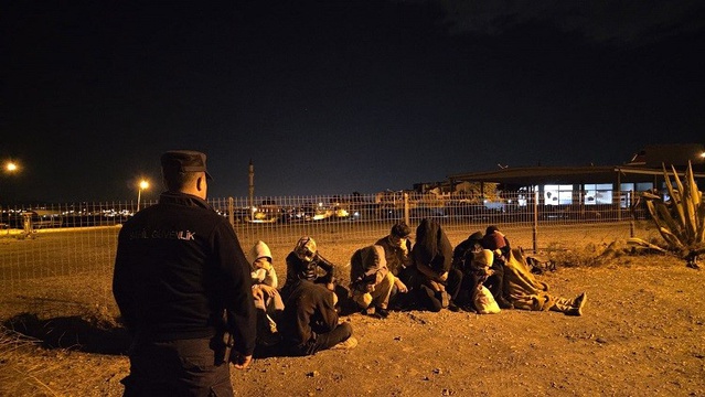 İzmir Seferihisar'da Sahil Güvenlik KOLDESTİM, 8'i çocuk 15 düzensiz göçmeni yakaladı
