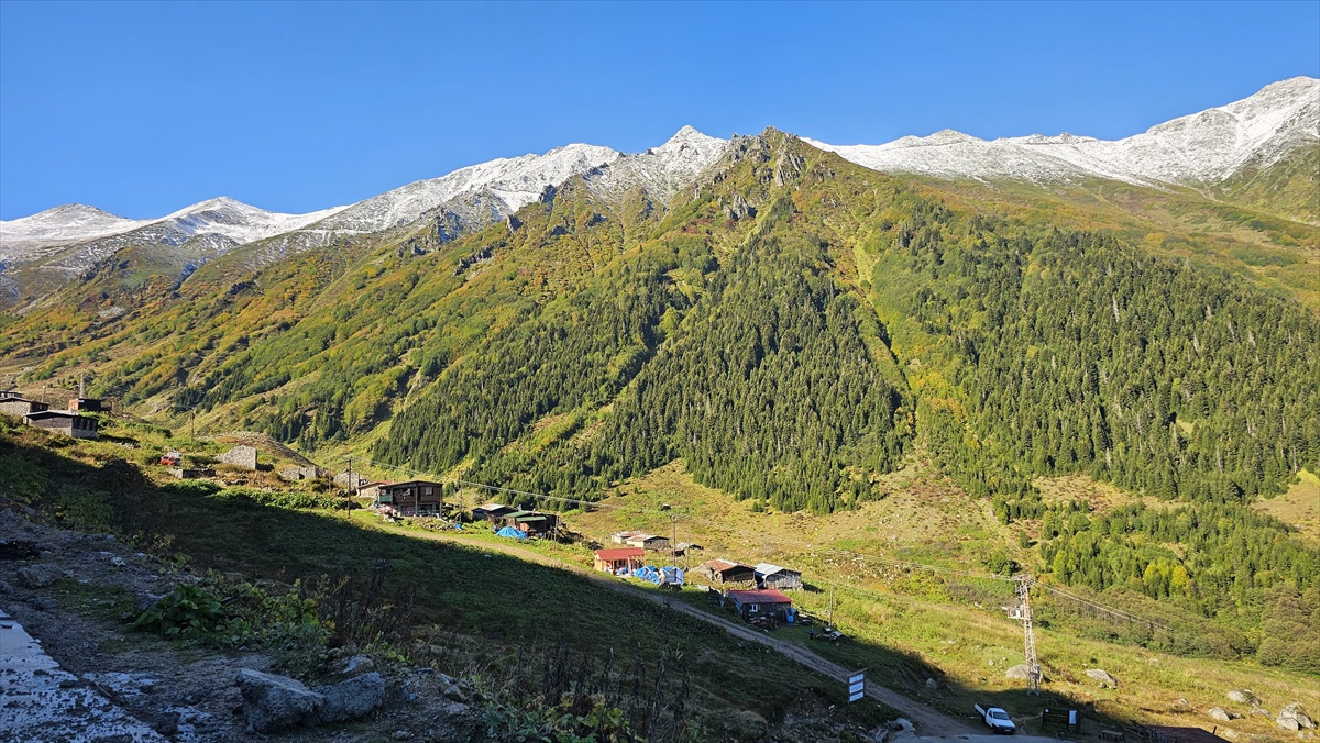 Rize Çamlıhemşin\'de Kaçkar Dağları\'nda sonbahar ve kar manzarası dronla görüntülendi
