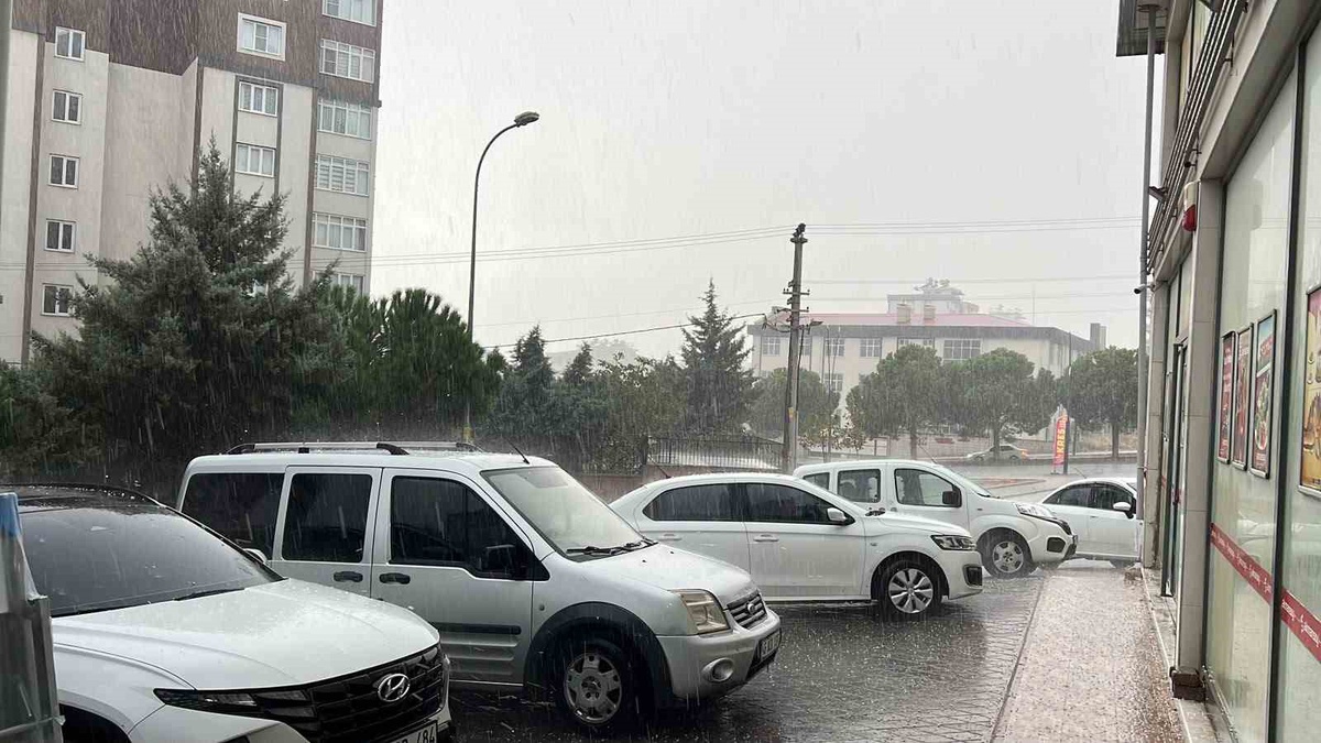 Kahramanmaraş\'ta yağmur ve dolu, cadde ve sokaklarda su birikintisi oluşturdu