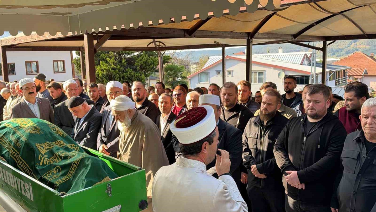 Kalp kriziyle ölen iş adamı Akdoğan\'ın cenaze namazına Kaynaşlı\'da 5 bin kişi katıldı