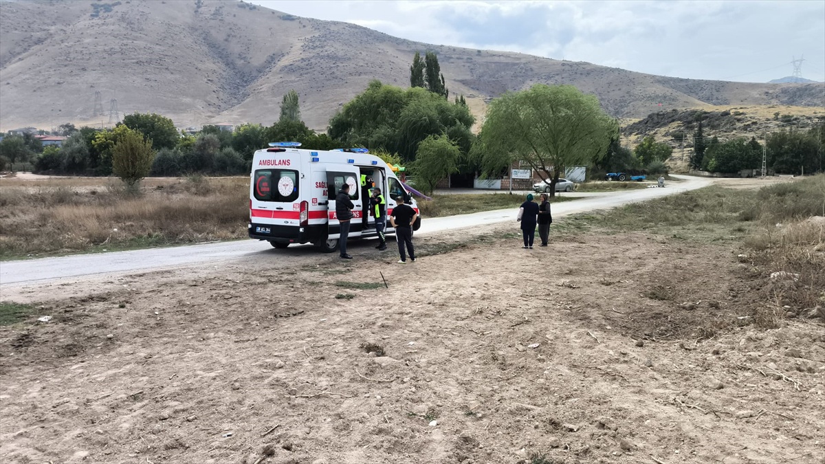 Kayseri Yahyalı\'da trafik levhalarına çarpan araç dereye devrildi, sürücü yaralandı