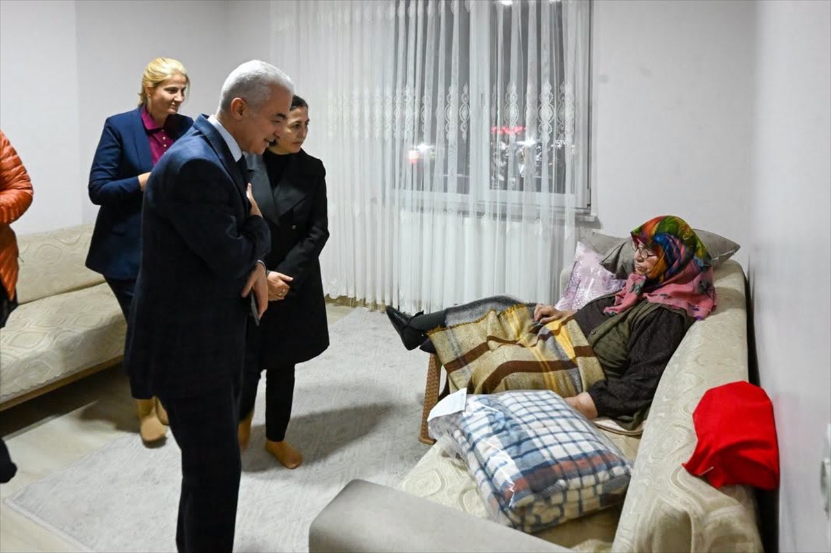 Kırklareli Valisi Turan 90-100 yaş arası yaşlıları evlerinde ziyaret etti