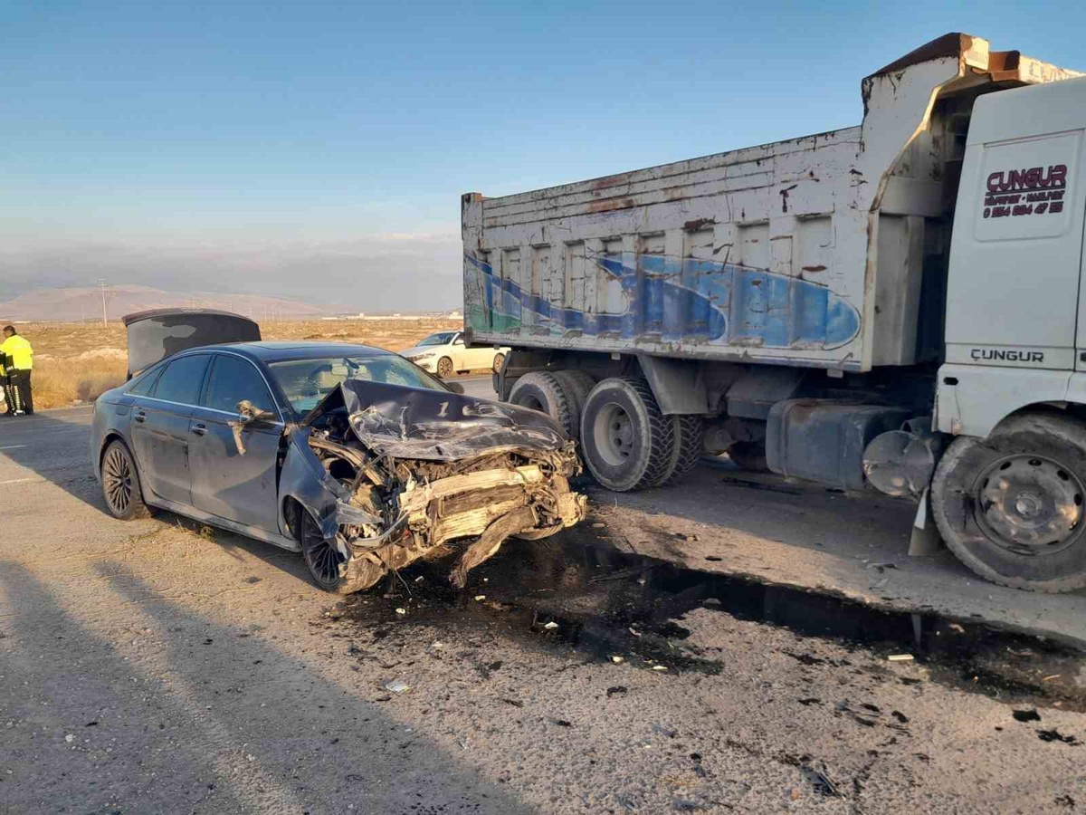 Konya Karapınar\'da kamyonla çarpışan otomobildeki 1 kişi yaralandı