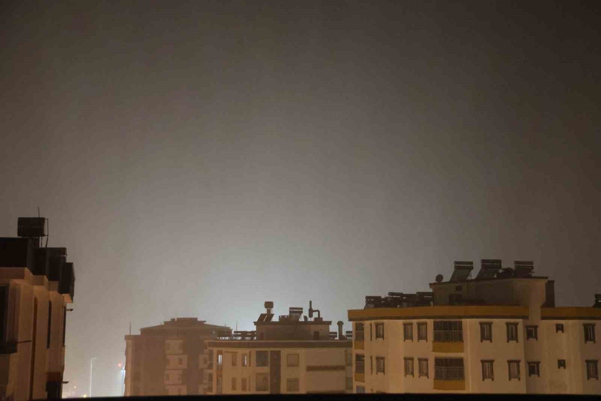Adana Kozan\'da apartmana yıldırım düştü: Kopan beton parçaları park halindeki 2 aracı vurdu