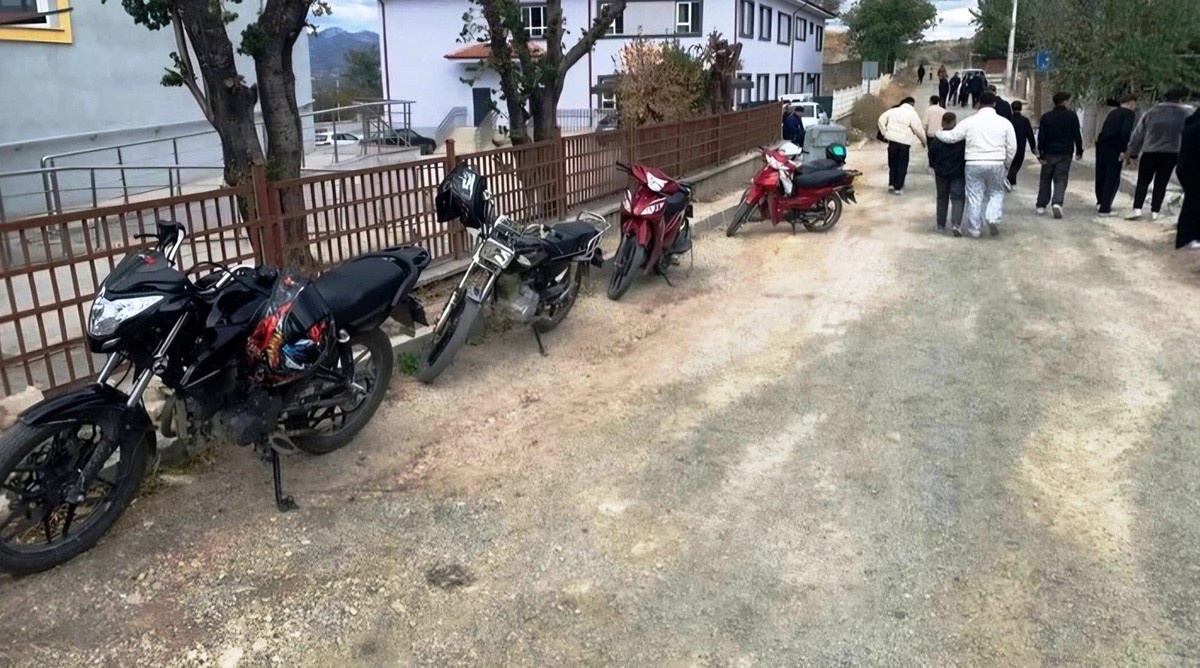 Kütahya Emet\'te polis okul çevresini denetledi, kuralsız motosiklet yediemine çekildi