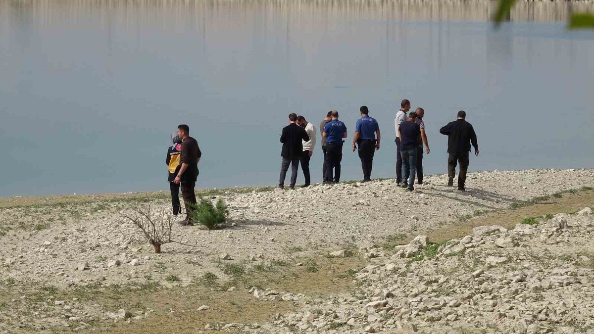 Malatya Battalgazi\'de piknikçilerin ihbarıyla göletten erkek cesedi çıkarıldı
