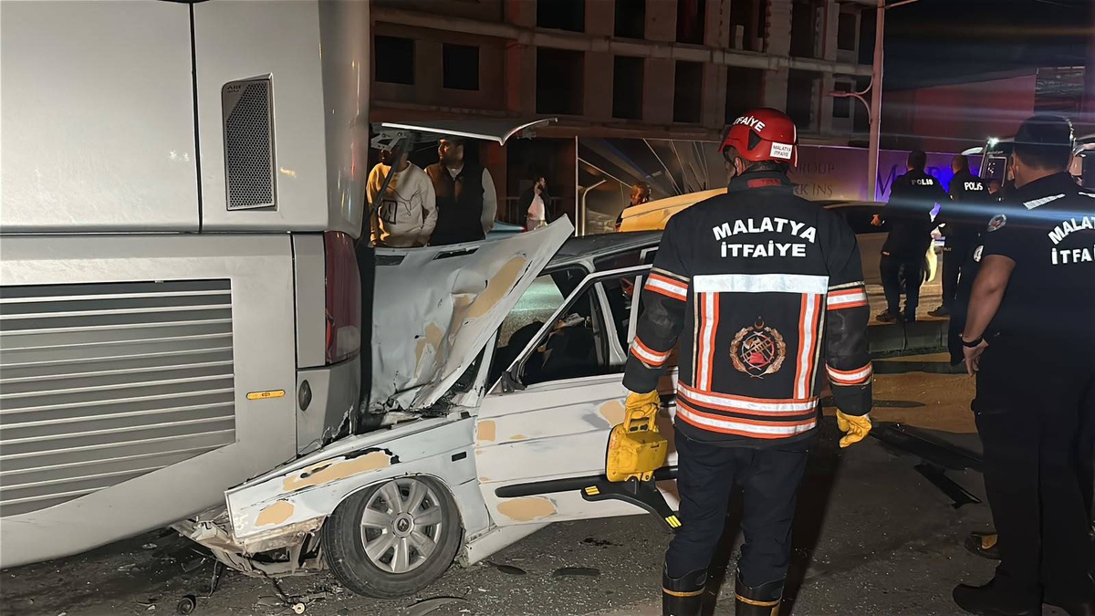Malatya\'da otomobil Siirt-Samsun otobüsüne arkadan çarptı, 3 kişi yaralandı, 1\'i ağır