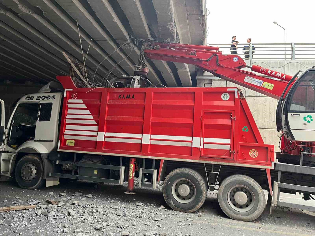 Yeşilyurt\'ta köprüye çarpan vince otomobil de arkadan çarptı: 4 yaralı