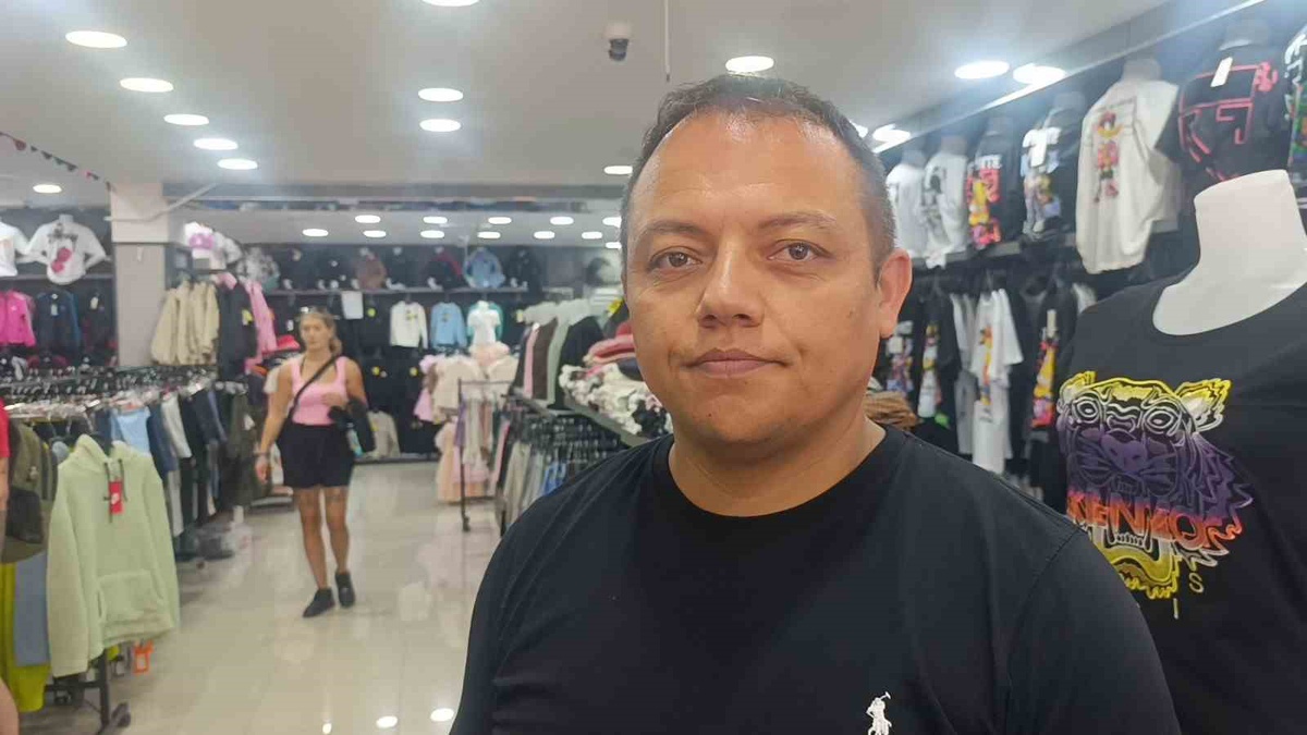 Manavgat\'ta tezgahtan eşofman çalan 2 turist jandarma tarafından otelde yakalandı