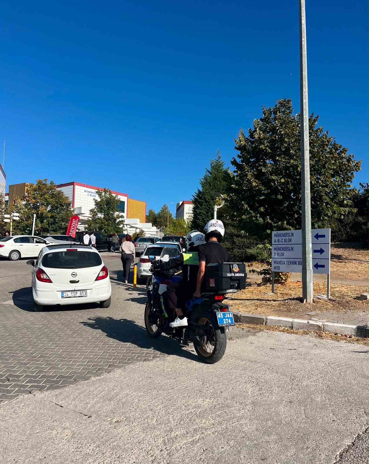 Manisa\'da kimliğini yurtta unutan KPSS adayı jandarma timleriyle sınava yetişti