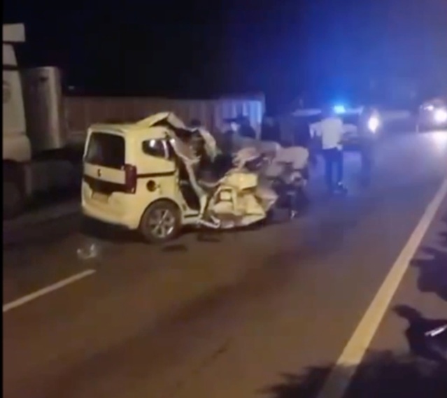 Mardin Midyat'ta duran TIR'a çarpan araçtaki 2'si çocuk 6 kişi ağır yaralandı
