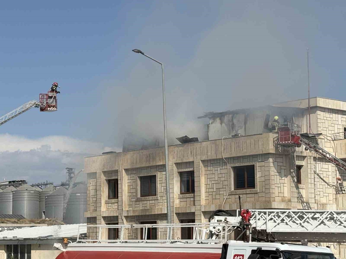 Mersin 2. OSB\'de fabrikanın idari binasında çıkan yangın kontrol altına alındı