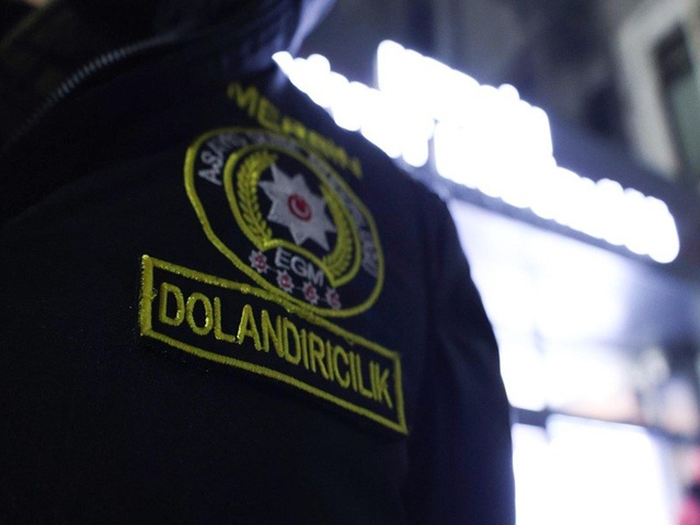 Mersin'de kendini polis diye tanıtan 4 şüpheli 435 bin TL dolandırıcılıktan tutuklandı