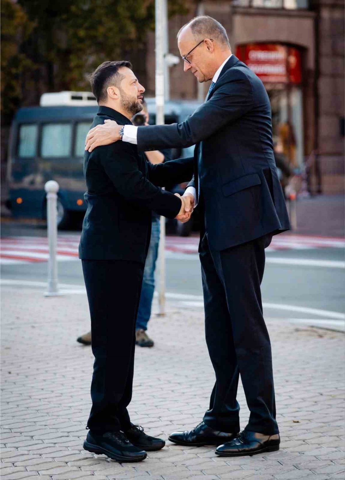 Almanya Başbakanı Merz, Kiev\'de Putin\'e \'Bu anlamsız savaşı durdurun\' dedi